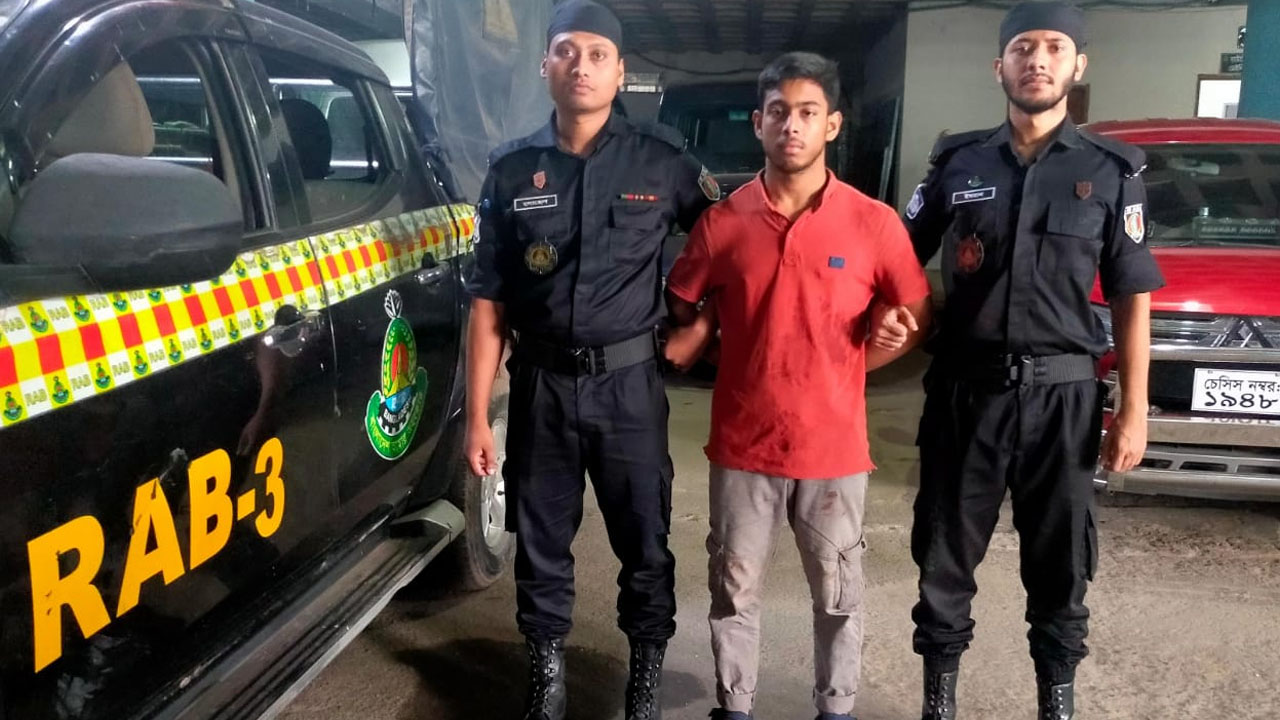 আটক যুবক সাগর হোসেন। ছবি : কালবেলা