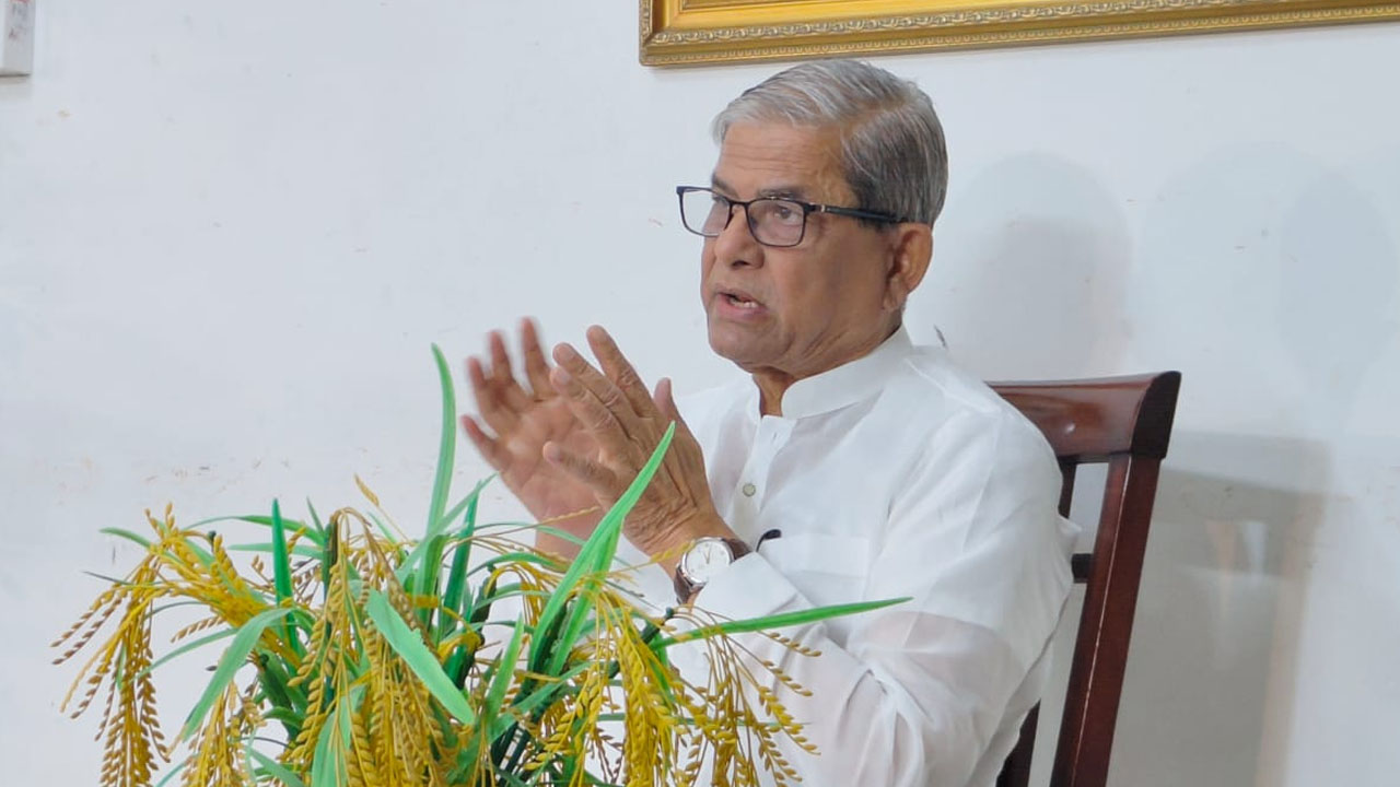গুলশানে বিএনপি চেয়ারপারসনের কার্যালয়ে সাংবাদিকদের সঙ্গে মতবিনিময়কালে মির্জা ফখরুল ইসলাম আলমগীর। ছবি : কালবেলা