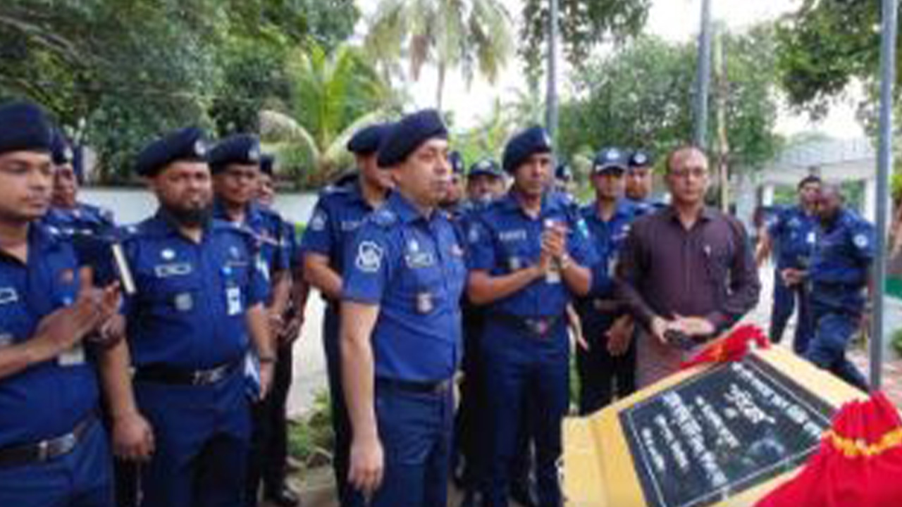 ঝিনাইদহ পুলিশ লাইন্সে রোববার শহীদ পুলিশ সদস্যদের স্মরণে নির্মিত ভাস্কর্য উদ্বোধন করেন পুলিশ সুপার আশিকুর রহমান। ছবি : কালবেলা