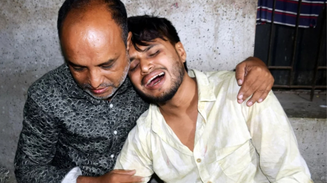 ছুরিকাঘাতে নিহত জসিমের স্বজনদের আহাজারি। ছবি : কালবেলা