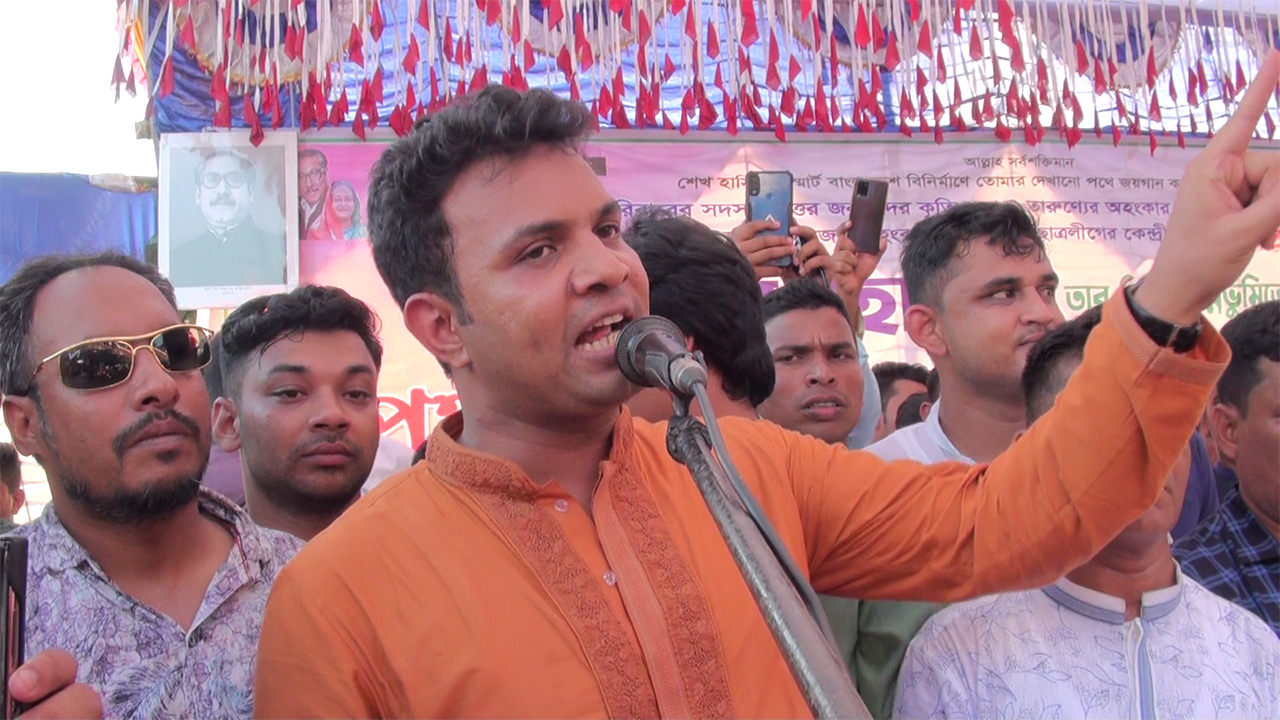 পঞ্চগড়ে সোমবার বিকেলে বোদা কেন্দ্রীয় শহীদ মিনার চত্বরে সংবর্ধনা সভায় বক্তব্য দেন ছাত্রলীগের কেন্দ্রীয় কমিটির সভাপতি সাদ্দাম হোসেন। ছবি : কালবেলা