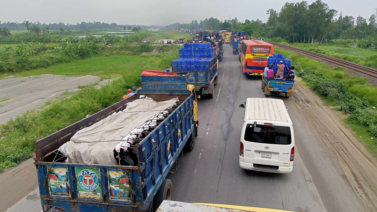 ঢাকা-টাঙ্গাইল বঙ্গবন্ধু সেতু‌ মহাসড়কে গাড়ির যানজট। ছবি: কালবেলা