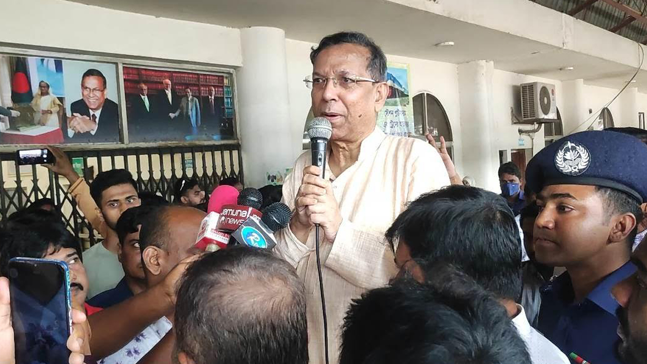 মঙ্গলবার আখাউড়া রেলওয়ে জংশন স্টেশনে সাংবাদিকদের সঙ্গে কথা বলেন আইনমন্ত্রী আনিসুল হক। ছবি : কালবেলা 