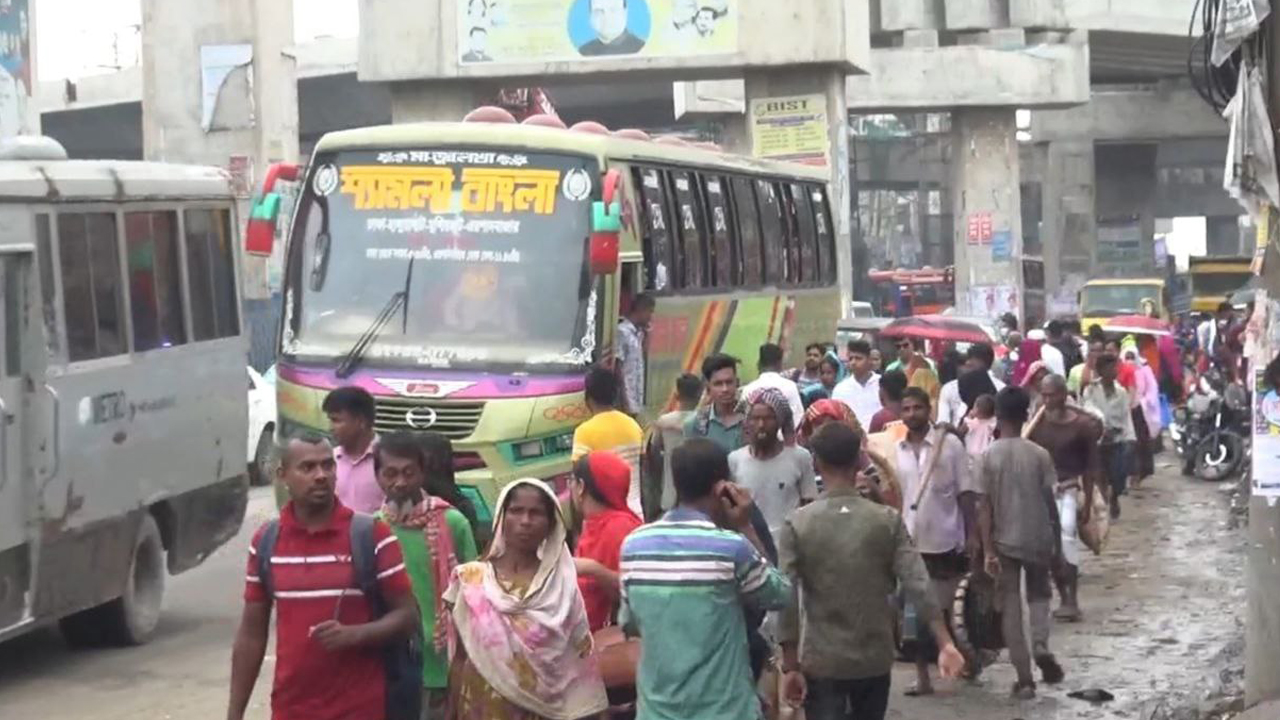 ঈদযাত্রায় গাজীপুর মহাসড়কের বিভিন্ন স্থানে ঘরমুখো মানুষ ও যানবাহনের চাপ বেড়েছে। ছবি : কালবেলা