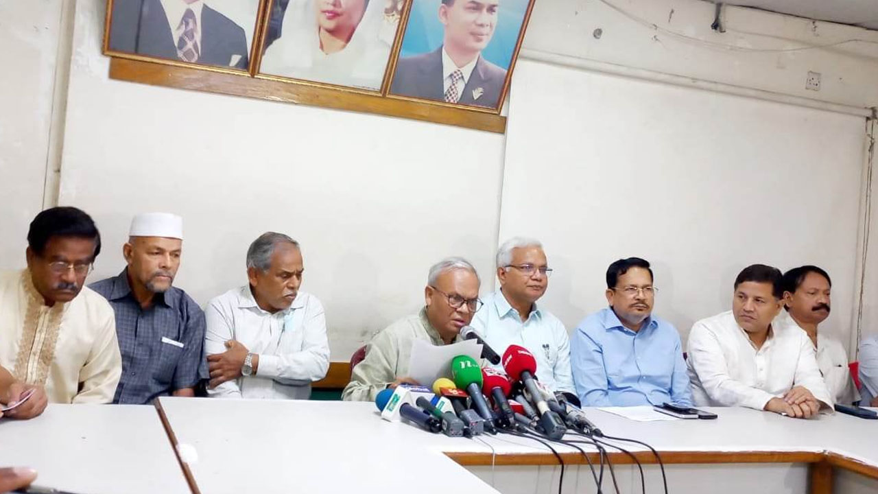 রাজধানীর নয়াপল্টনে বিএনপির কেন্দ্রীয় কার্যালয়ে দলটির সিনিয়র যুগ্ম মহাসচিব রুহুল কবির রিজভী। ছবি : কালবেলা