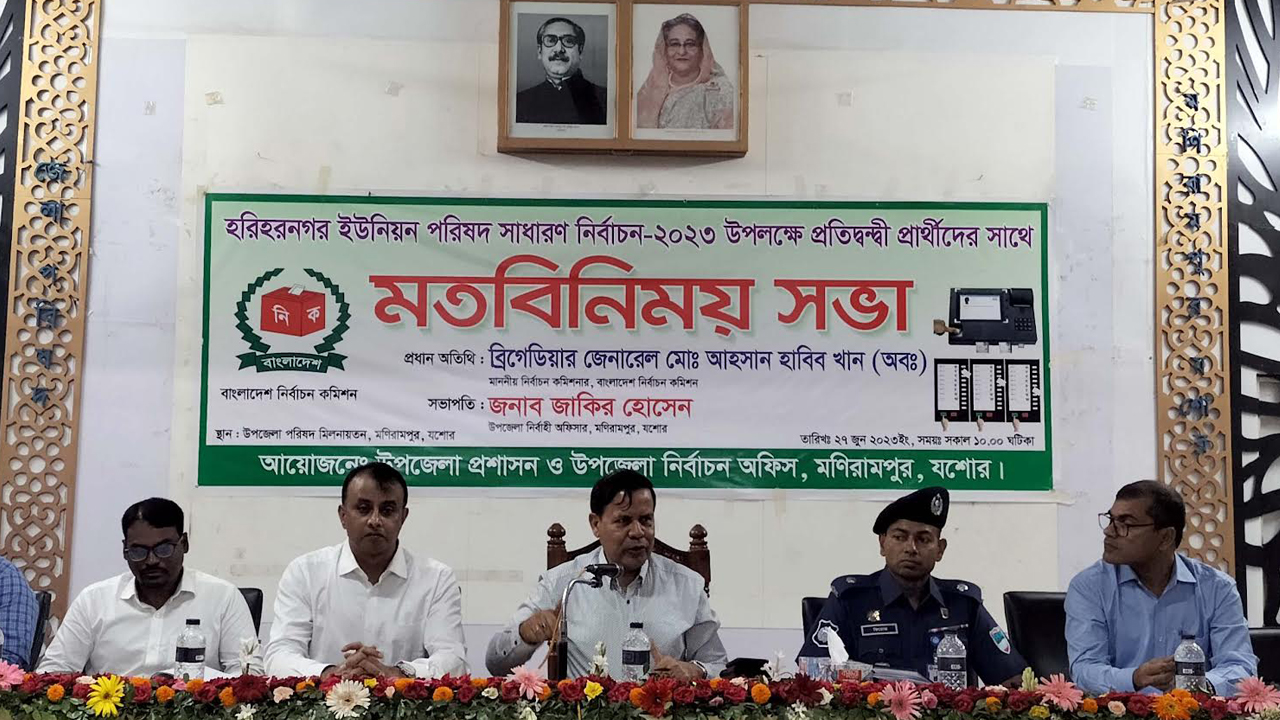 মঙ্গলবার যশোরের মনিরামপুর উপজেলা পরিষদ মিলনায়তনে প্রার্থীদের সঙ্গে মতবিনিময় সভায় বক্তব্য দেন মো. আহসান হাবিব খান। ছবি : কালবেলা