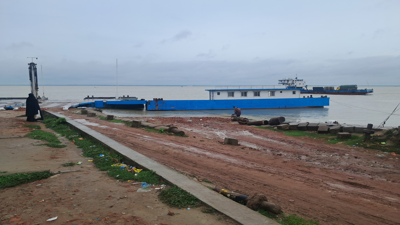 গাড়ির অপেক্ষায় ফেরি