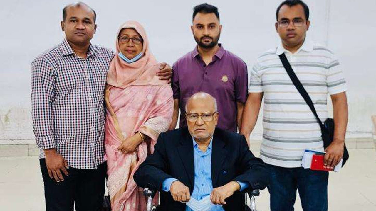 পরিবারের সঙ্গে বিএনপির স্থায়ী কমিটির সদস্য ড. খন্দকার মোশাররফ হোসেন। ছবি : সংগৃহীত
