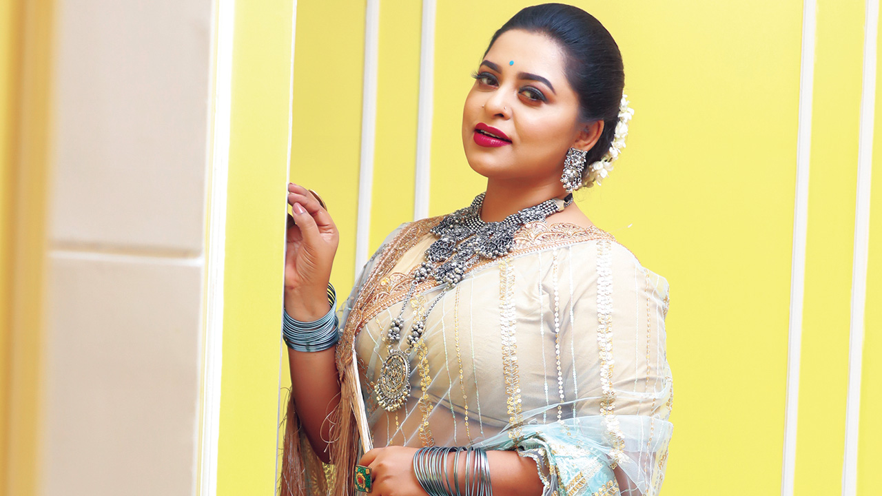 মডেল: অভিনেত্রী জ্যোতিকা জ্যোতি পোশাক: বিশ্বরঙ; মেকআপ: বিন্দিয়া