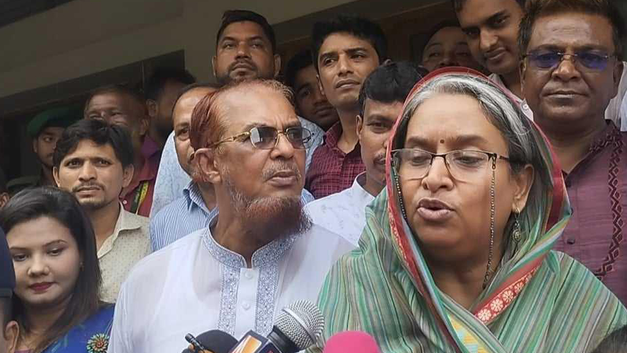 মঙ্গলবার চাঁদপুর সদর উপজেলা পরিষদে এক অনুষ্ঠান শেষে সাংবাদিকদের সঙ্গে কথা বলেন শিক্ষামন্ত্রী। ছবি : কালবেলা