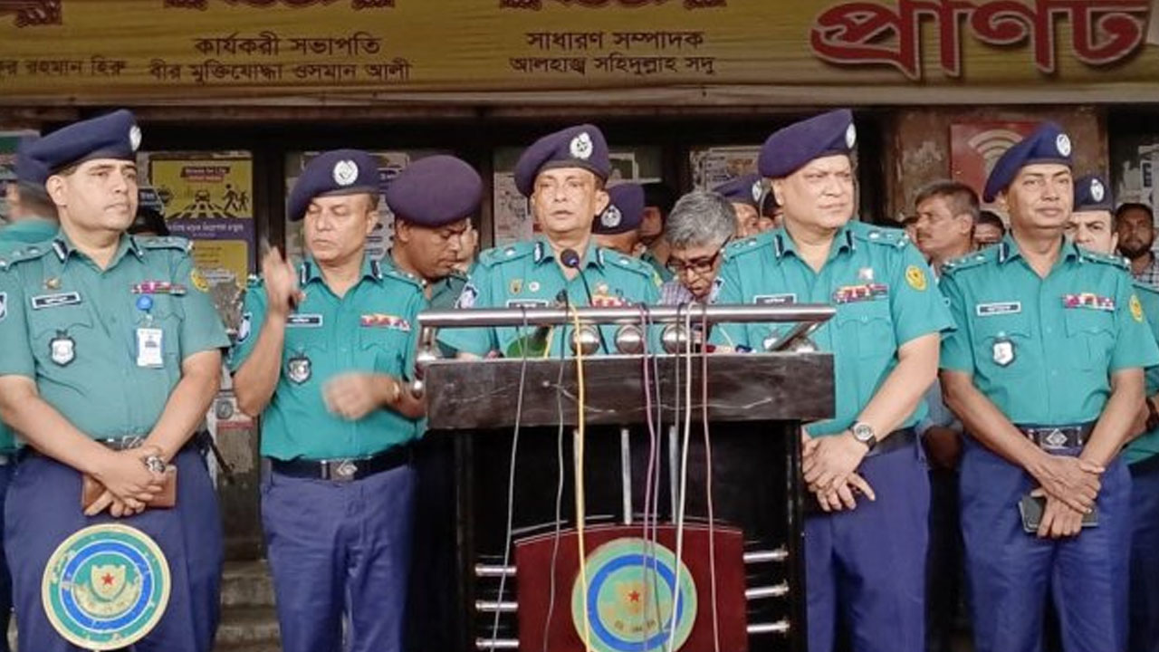 মহাখালী আন্তঃজেলা বাস টার্মিনাল পরিদর্শন শেষে কথা বলেন ডিএমপি কমিশনার খন্দকার গোলাম ফারুক। ছবি : সংগৃহীত