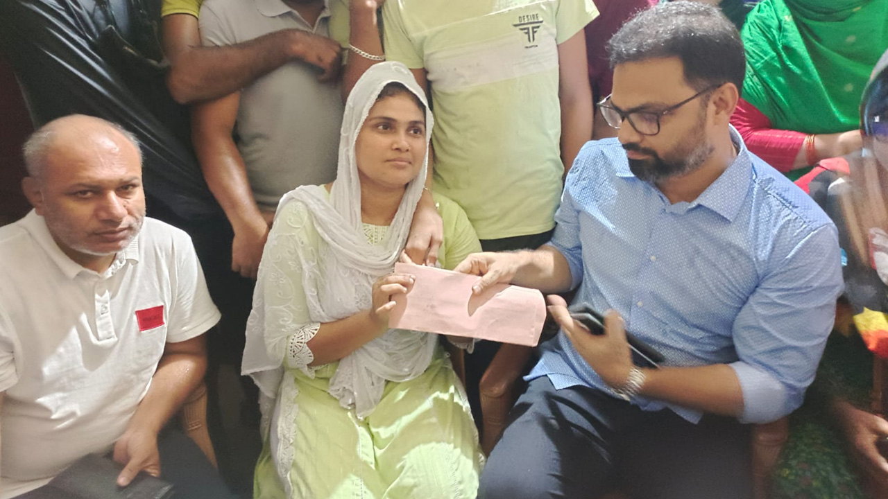 নিখোঁজ নেতাদের পরিবারের মাঝে ঈদ উপহার তুলে দিচ্ছেন মহানগর উত্তর বিএনপির সদস্য সচিব আমিনুল হক। ছবি : কালবেলা