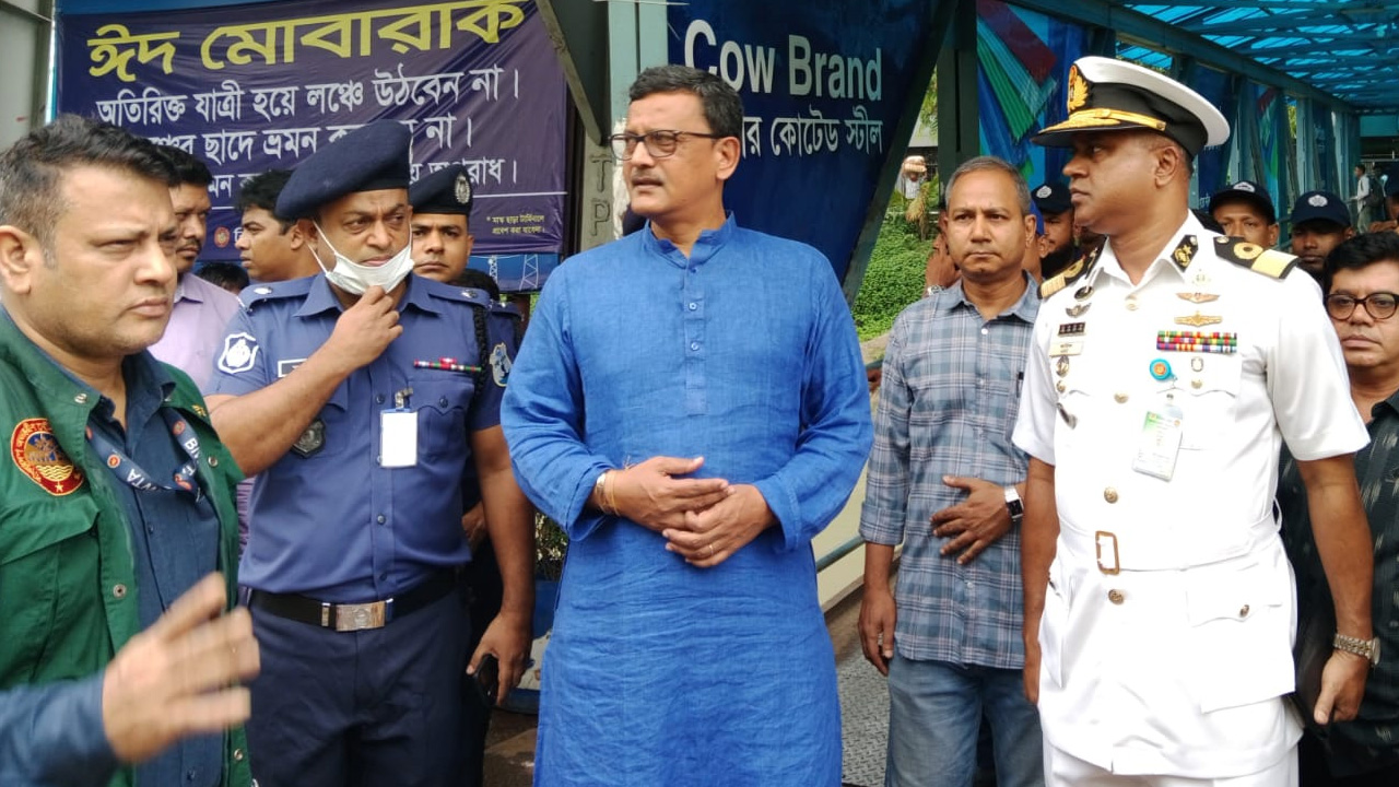 ঈদুল আজহা উপলক্ষে ঢাকা সদরঘাট লঞ্চ টার্মিনাল পরিদর্শনে নৌ পরিবহন প্রতিমন্ত্রী। ছবি : কালবেলা
