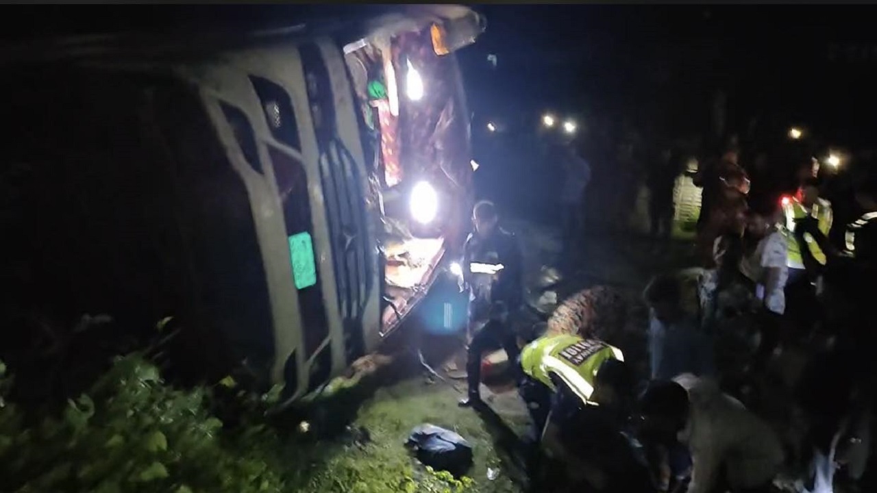 ওসমানী নগরে সড়ক দুর্ঘটনায় ভারসাম্য হারিয়ে উল্টে যায় মিতালী পরিবহনের একটি বাস। ছবি : কালবেলা