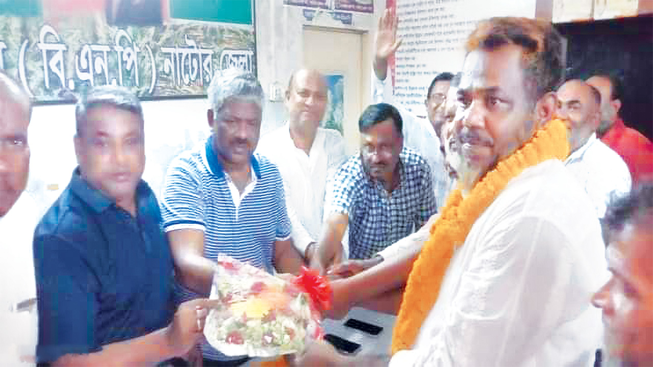 নাটোরের আলাইপুরে জেলা বিএনপির অস্থায়ী কার্যালয়ে মঙ্গলবার আওয়ামী লীগ ও জাতীয় পার্টির অর্ধশতাধিক নেতাকর্মীর যোগদান অনুষ্ঠানে প্রধান অতিথি ছিলেন বিএনপির কেন্দ্রীয় সাংগঠনিক সম্পাদক রুহুল কুদ্দুস তালুকদার দুলু। ছবি: কালবেলা