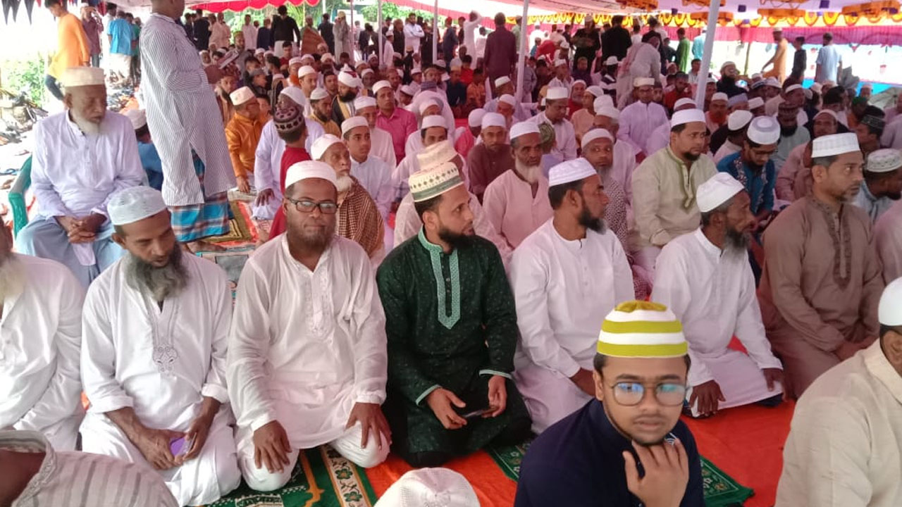 চাঁদপুরের হাজীগঞ্জে ঈদের জামাত পড়ছেন মুসল্লিরা। ছবি : কালবেলা