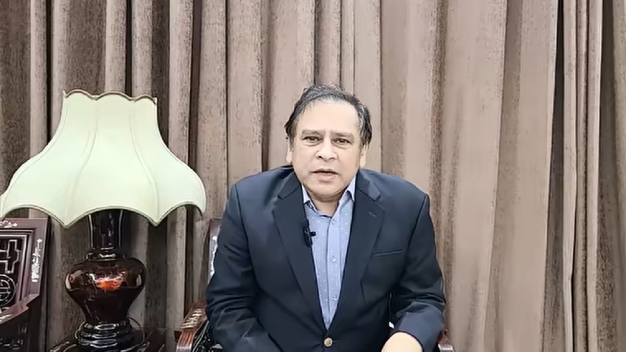 ফেসবুক লাইভে কথা বলছেন গণঅধিকার পরিষদের আহ্বায়ক ড. রেজা কিবরিয়া। ছবি: সংগৃহীত