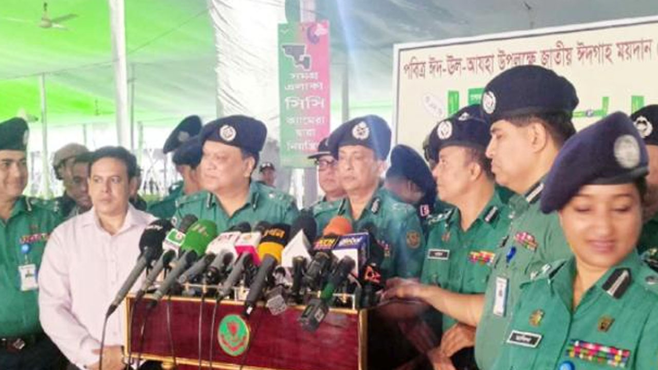 জাতীয় ঈদগাহ পরিদর্শন শেষে কথা বলছেন ডিএমপি কমিশনার খন্দকার গোলাম ফারুক। ছবি : সংগৃহীত