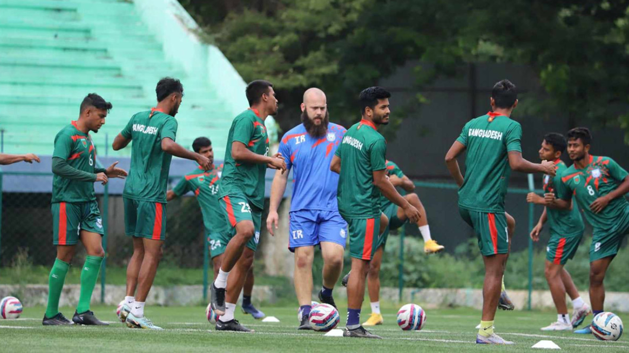 ভুটানের বিপক্ষে সেমিতে যাওয়ার গুরুত্বপূর্ণ ম্যাচের আগে অনুশীলনে বাংলাদেশ । ছবি : সংগৃহীত