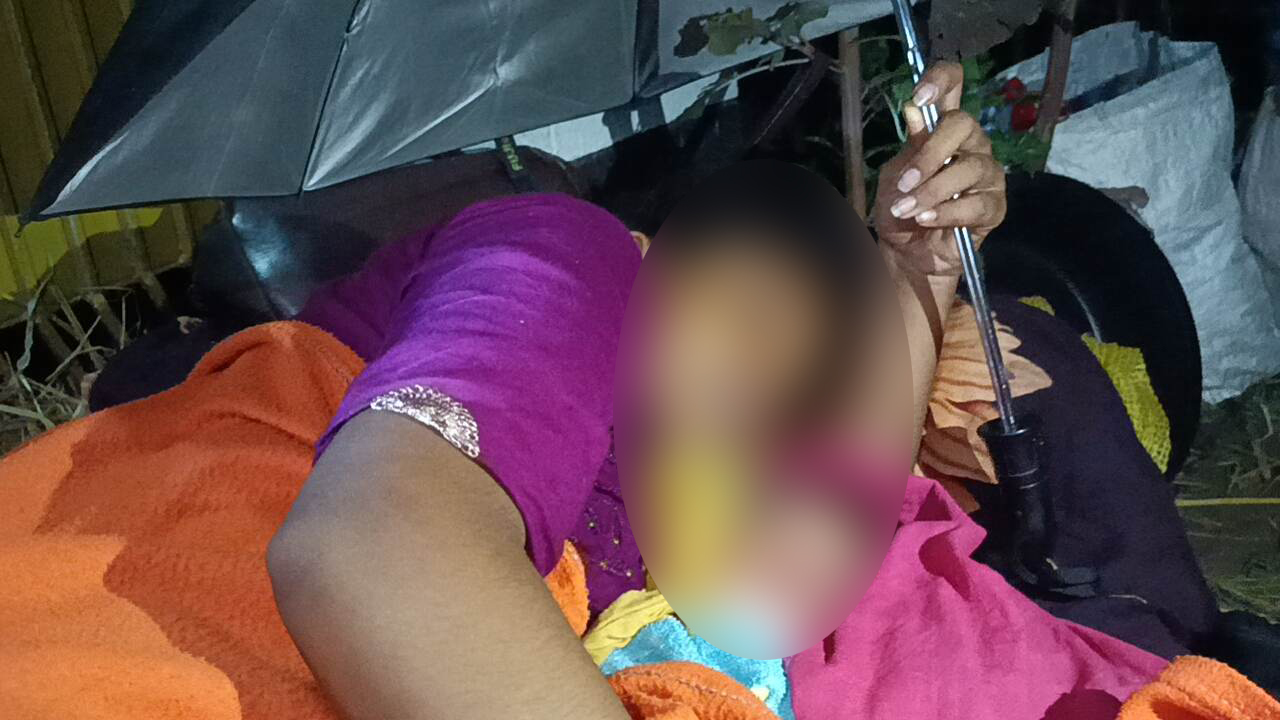রংপুরের কাউনিয়া উপজেলায় তিন দিনের সন্তান নিয়ে স্ত্রীর দাবিতে অনশনে কিশোরী। ছবি: কালবেলা