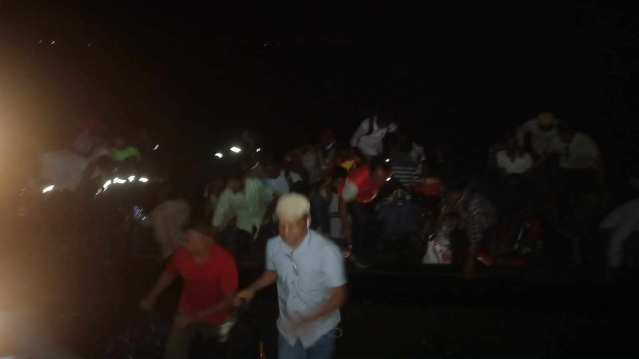 ব্রহ্মপুত্র নদে রাতের আঁধারে পথ হারিয়ে ফেলা ৮ শতাধিক যাত্রীকে উদ্ধার করছে নৌ পুলিশ। ছবি : কালবেলা