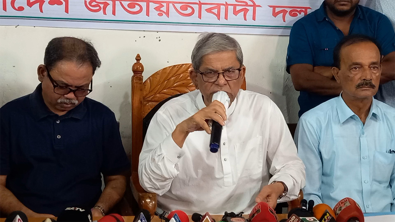বুধবার সন্ধ্যায় ঠাকুরগাঁও জেলা বিএনপি কার্যালয়ে সাংবাদিকদের সঙ্গে কথা বলেন দলের মহাসচিব মির্জা ফখরুল ইসলাম আলমগীর। ছবি : কালবেলা