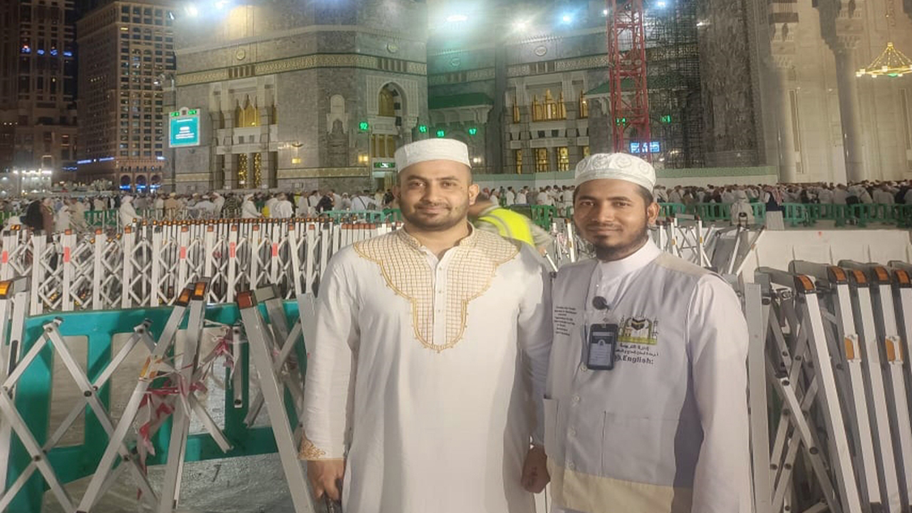 ডা. আবু নাছের শাকিল ও হাফেজ মুহাম্মদ হাসান মানছুর মাক্কী। ছবি: কালবেলা