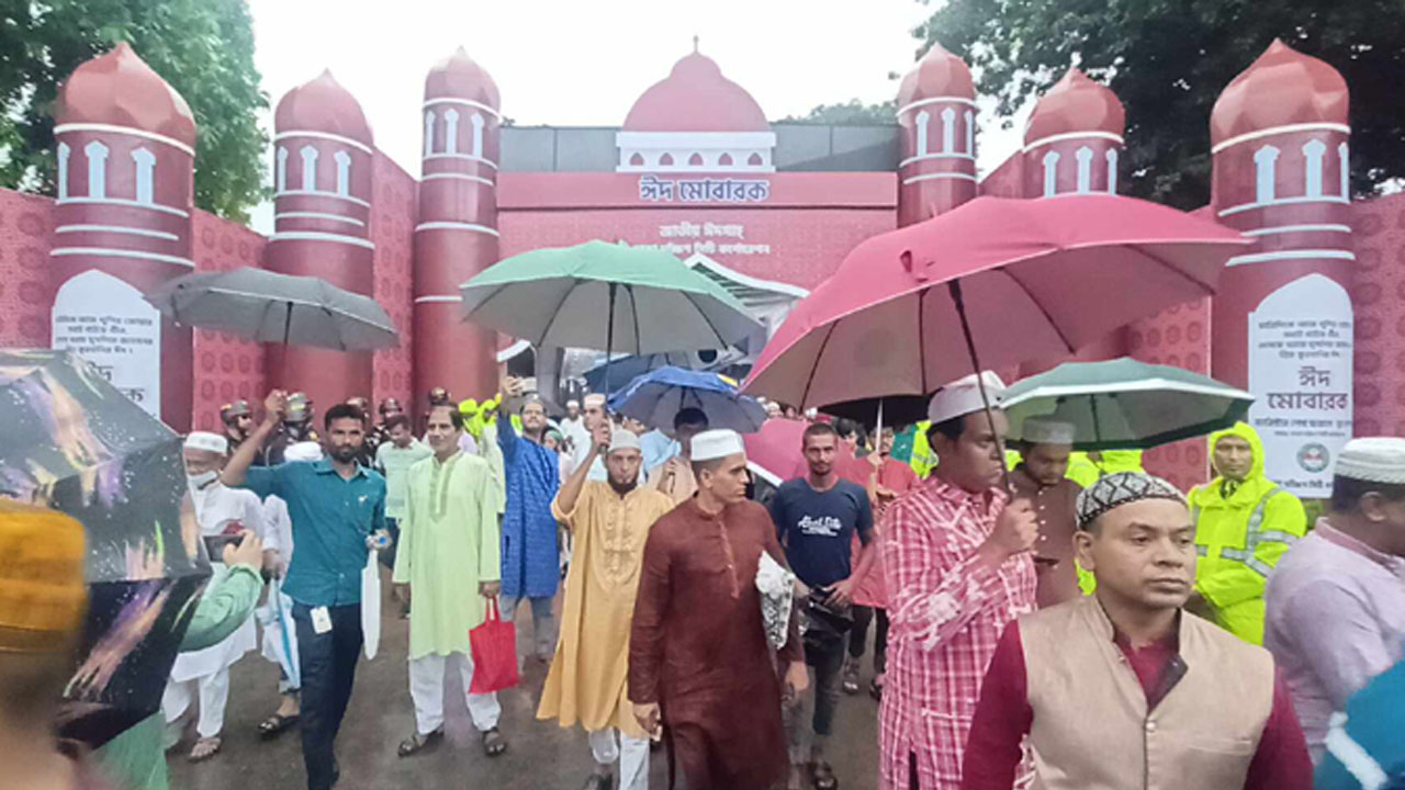 বৃষ্টি উপেক্ষা করে ঈদের নামাজে মুসল্লিরা। ছবি : সংগৃহীত