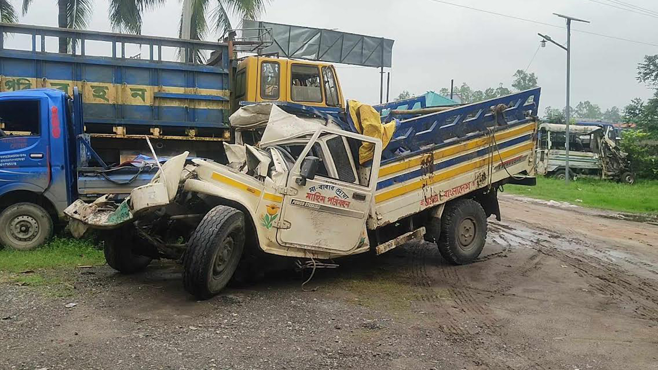 বৃহস্পতিবার উল্লাপাড়ার রামকৃষ্ণপুর ইউনিয়নের পুকুরপাড় এলাকায় মুখোমুখি সংঘর্ষ হওয়া ট্রাক-পিকআপ।  ছবি : কালবেলা