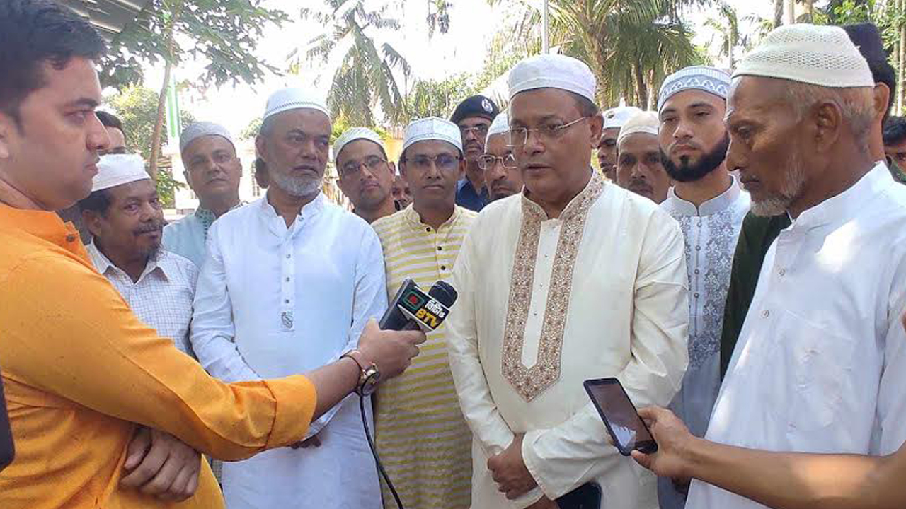 বৃহস্পতিবার চট্টগ্রামের রাঙ্গুনিয়া উপজেলার সুখবিলাসে ঈদের নামাজ শেষে সাংবাদিকদের সঙ্গে কথা বলেন তথ্যমন্ত্রী। ছবি : কালবেলা 