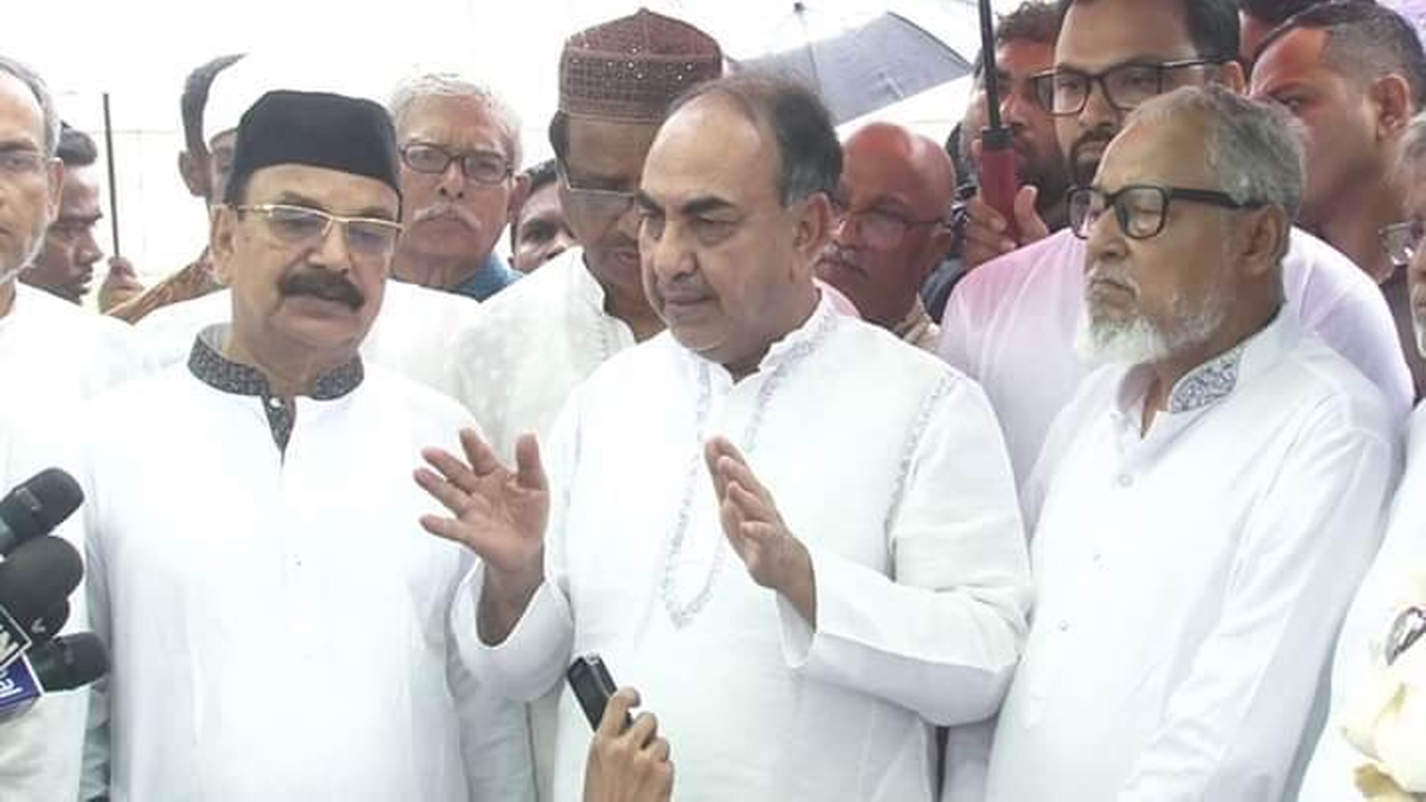 জিয়াউর রহমানের কবরে শ্রদ্ধা নিবেদন শেষে কথা বলছেন মির্জা আব্বাস। ছবি: কালবেলা