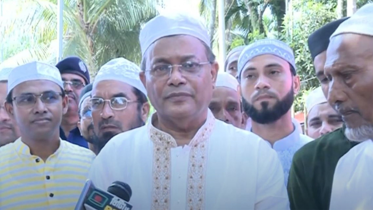 ঈদের নামাজ শেষে সাংবাদিকদের সঙ্গে কথা বলছেন তথ্য ও সম্প্রচারমন্ত্রী ড. হাছান মাহমুদ। ছবি: সংগৃহীত