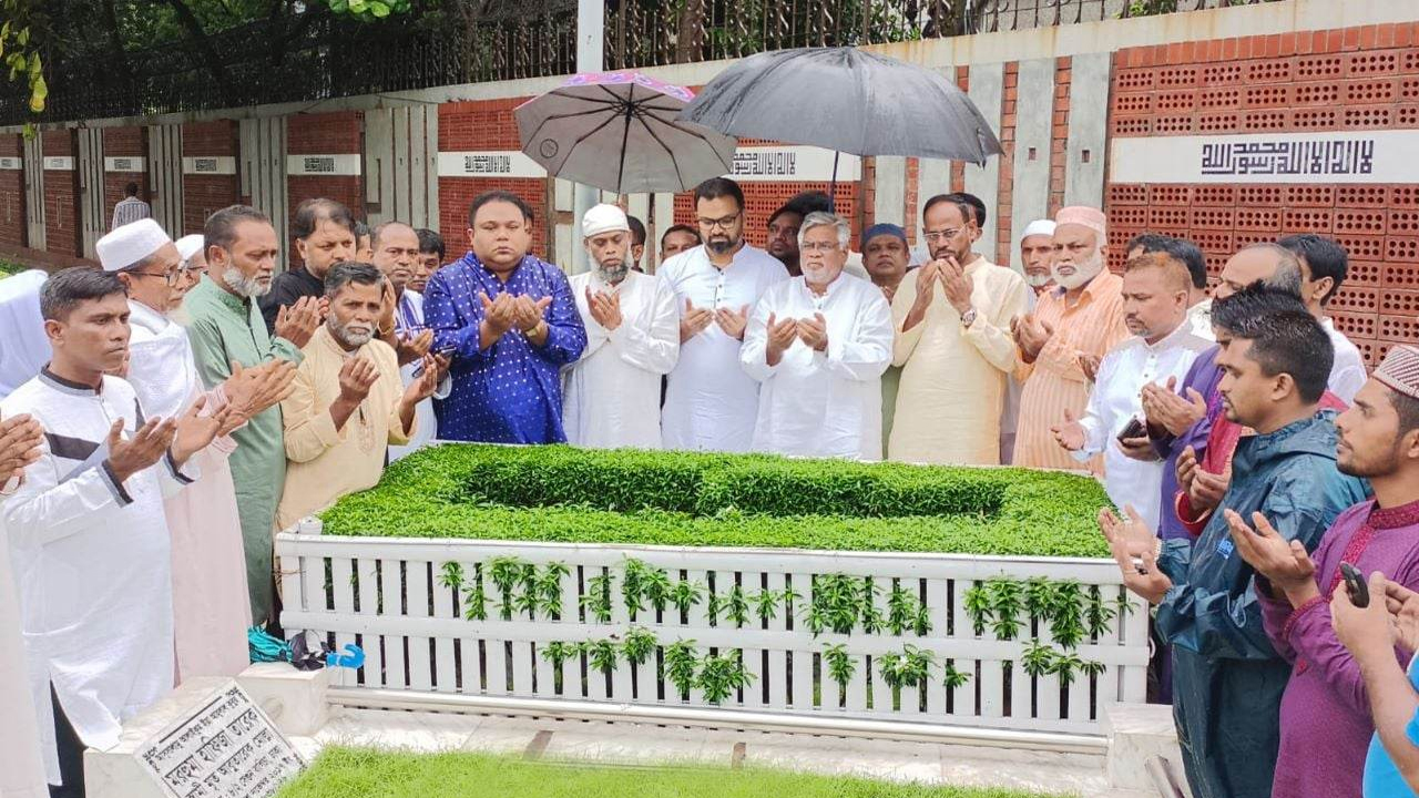 আরাফাত রহমান কোকোর কবর জিয়ারত করেছেন বিএনপি নেতারা। ছবি: কালবেলা