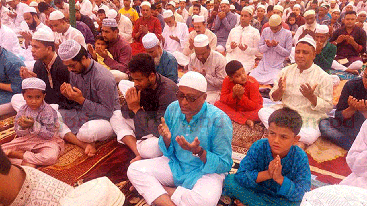 মাগুরায় কোরবানির ঈদের নামাজ আদায় করেন সাকিব আল হাসান। ছবি : সংগৃহীত