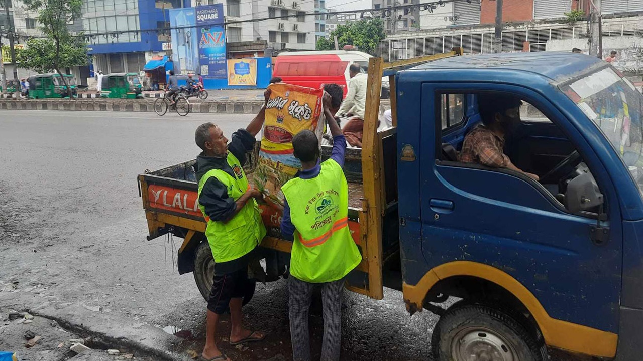 রাজধানীতে কোরবানির বর্জ্য অপসারণ শুরু করেছেন পরিচ্ছন্নতাকর্মীরা। ছবি : সংগৃহীত