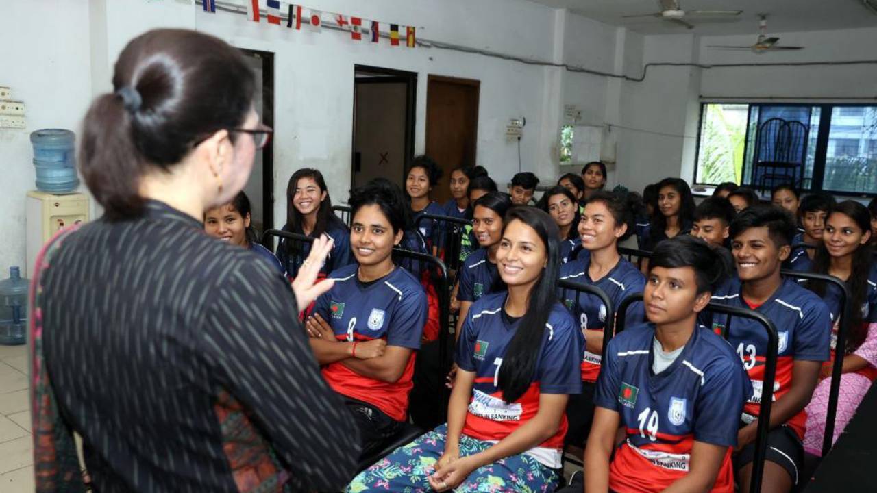 ফুটবলের নারী উইংয়ের চেয়ারম্যান মাহফুজা আক্তার কিরণের সাথেই ঈদ কাটালেন নারী ফুটবলাররা। ছবি : সংগৃহীত
