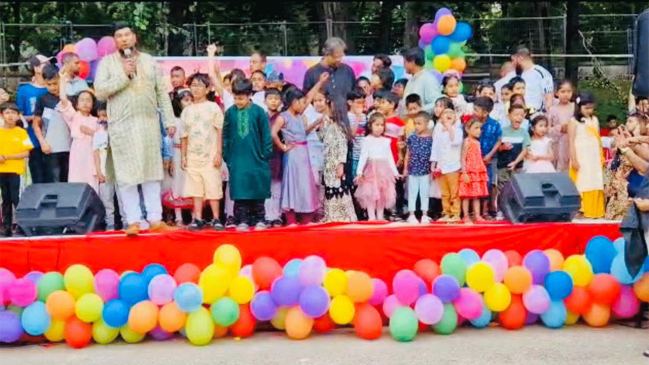 ফ্রান্সের প্যারিসে প্রবাসী বাংলাদেশিদের ঈদ উৎসব পালন।