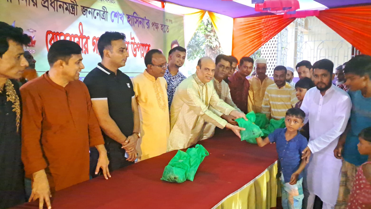 প্রধানমন্ত্রীর নামে দেওয়া কোরবানির গরুর মাংস দরিদ্রদের মাঝে বিতরণ করা হয়। ছবি: কালবেলা