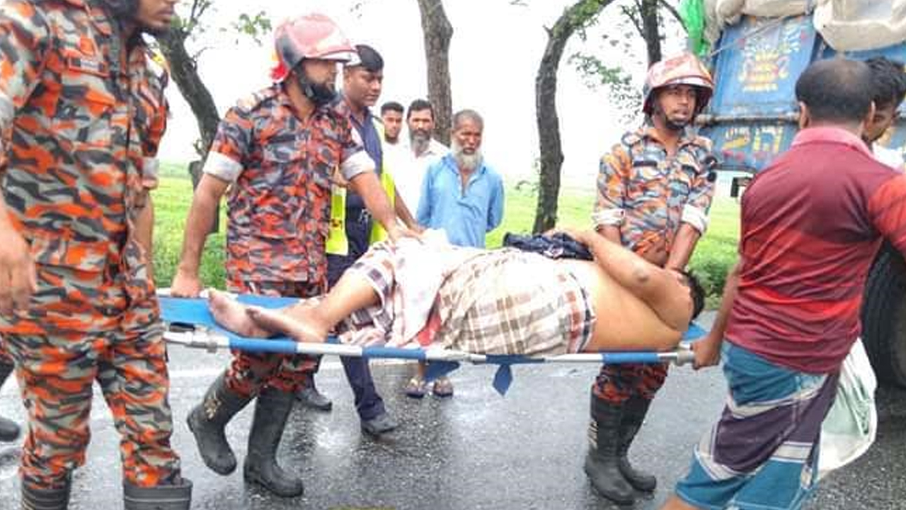 আহতদের উদ্ধার করে নিয়ে যাচ্ছে ফায়ার সার্ভিসের কর্মীরা। ছবি : কালবেলা