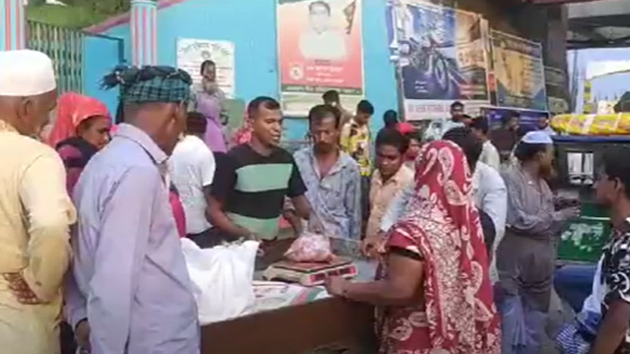 কিশোরগঞ্জের ভৈরবের মুক্তিযোদ্ধা চত্বরে অস্থায়ী ভ্রাম্যমাণ হাটে মাংস কেনাবেচা করছেন ক্রেতা-বিক্রেতারা। ছবি : কালবেলা