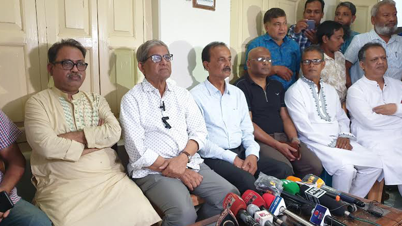 শুক্রবার ঠাকুরগাঁওয়ে পৈতৃক বাসভবনে সাংবাদিকদের সঙ্গে মতবিনিময় করেন মির্জা ফখরুল ইসলাম আলমগীর। ছবি : কালবেলা 
