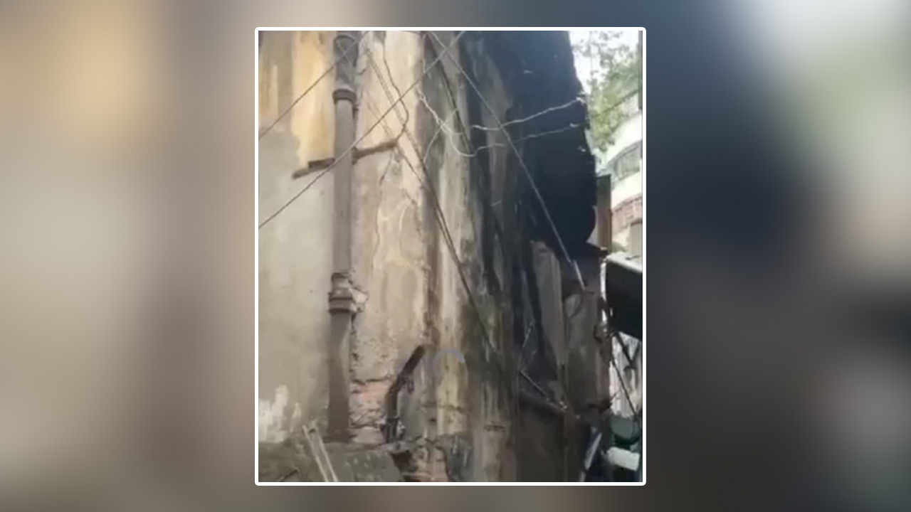 হেলে পড়া বংশাল পুলিশ ফাঁড়ির দ্বিতল ভবন। ছবি : সংগৃহীত