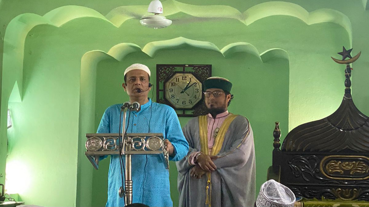 আনোয়ারায় জুমার নামাজের পর ভূমিমন্ত্রী সাইফুজ্জামান চৌধুরী এমপি। ছবি: কালবেলা
