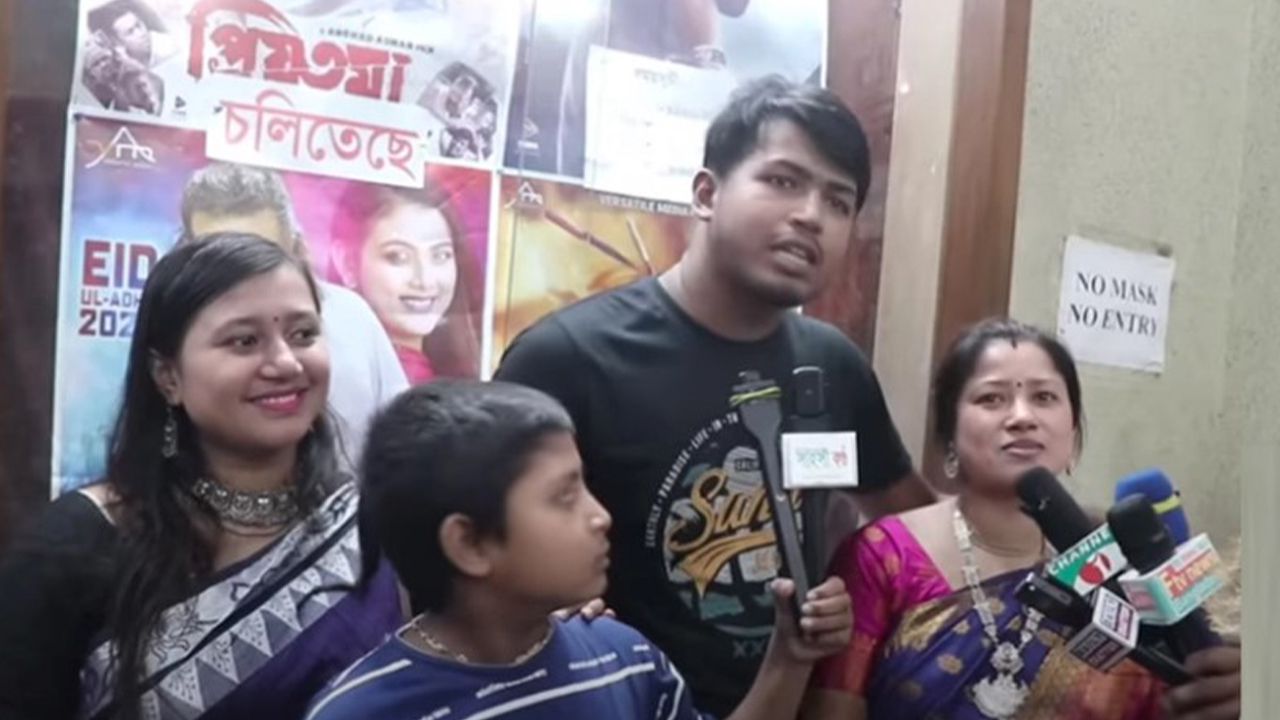 শাকিবের সিনেমা দেখতে যাওয়া একটি পরিবার। ছবি : সংগৃহীত