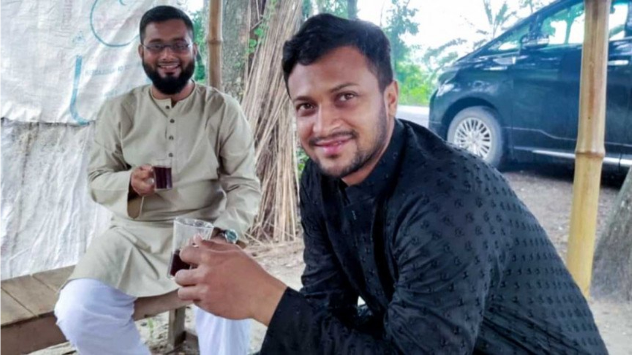 বন্ধুর সাথে টং দোকানে বসে সাকিব আল হাসান । ছবি : সংগৃহীত