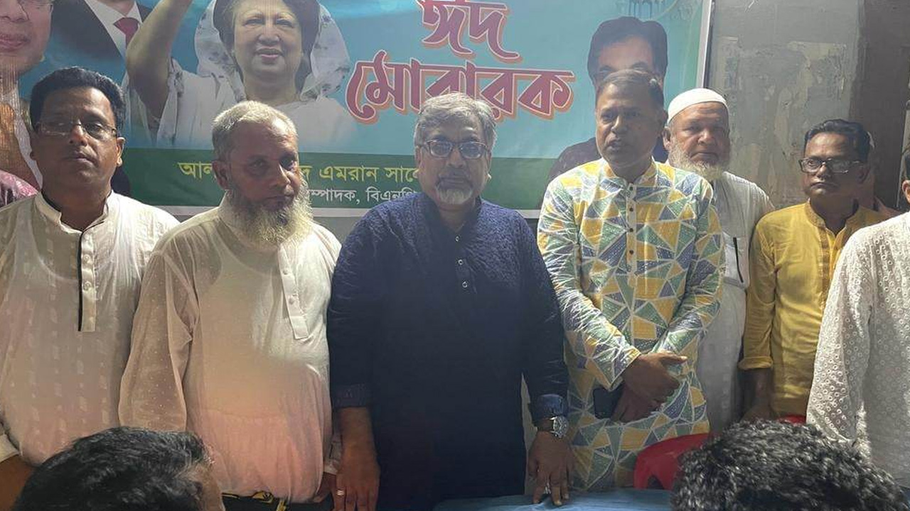 শুক্রবার ময়মনসিংহের হালুয়াঘাটের ধারা গ্রামে নিজ বাড়িতে বিএনপি ও অঙ্গসহযোগী সংগঠনের নেতাকর্মীদের সঙ্গে ঈদের শুভেচ্ছা বিনিময় করেন দলের সাংগঠনিক সম্পাদক সৈয়দ এমরান সালেহ প্রিন্স। ছবি : কালবেলা