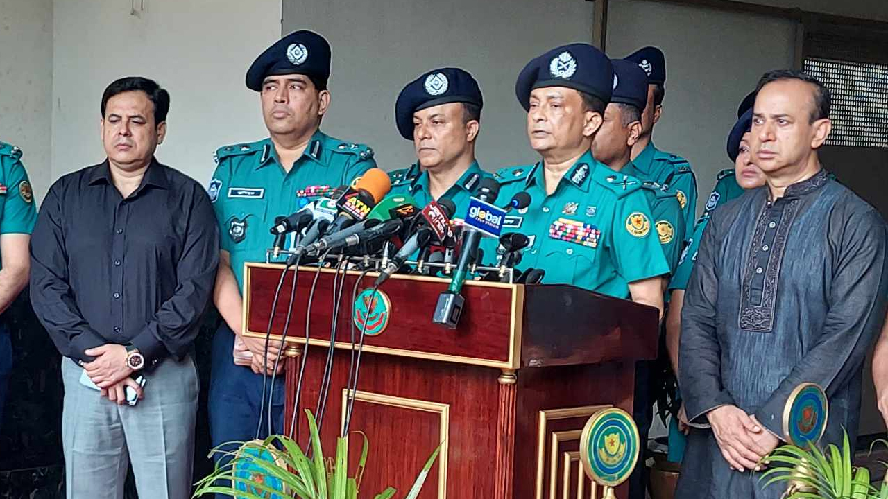 হোলি আর্টিজানে জঙ্গি হামলায় শহীদ দুই পুলিশ সদস্যের ম্যুরালে শ্রদ্ধা জানানো শেষে কথা বলছেন ডিএমপি কমিশনার। ছবি: কালবেলা