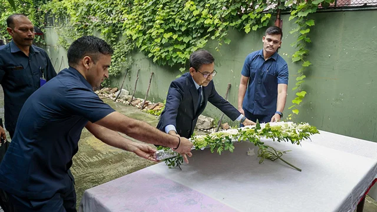 হোলি আর্টিজানে নিহতদের প্রতি ফুল দিয়ে শ্রদ্ধা জানাচ্ছেন ভারতীয় হাইকমিশনার প্রণয় কুমার ভার্মা। ছবি: সংগৃহীত