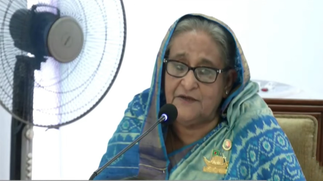 গোপালগঞ্জের কোটালিপাড়ায় কথা বলছেন প্রধানমন্ত্রী শেখ হাসিনা। ছবি : সংগৃহীত