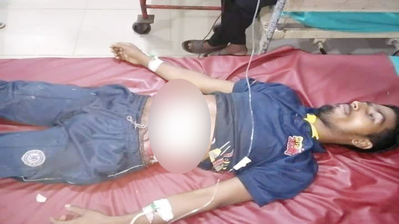 নারায়ণগঞ্জের আড়াইহাজারে পুলিশের লক্ষ্যভ্রষ্ট গুলিতে আহত শান্ত মিয়া। ছবি: কালবেলা